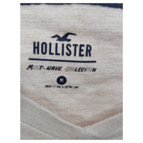 Hollister Men's V-Neck T-Shirt - Size Medium - Image 4